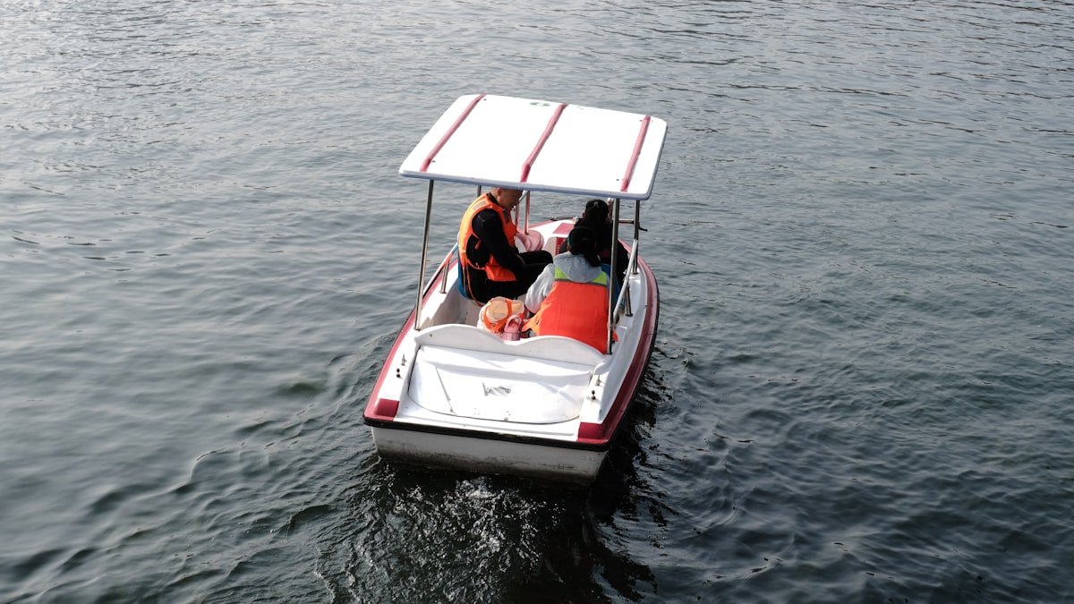 Bali 5.4 aft platform and tender storage