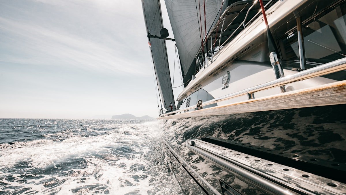 Sun Fast 3300 cockpit view during offshore race